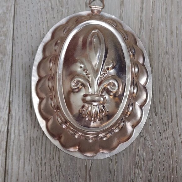 Vintage Wall Decor - Aluminum Dessert Pudding/Gelatin Molds (x2) - Picture 5 of 7